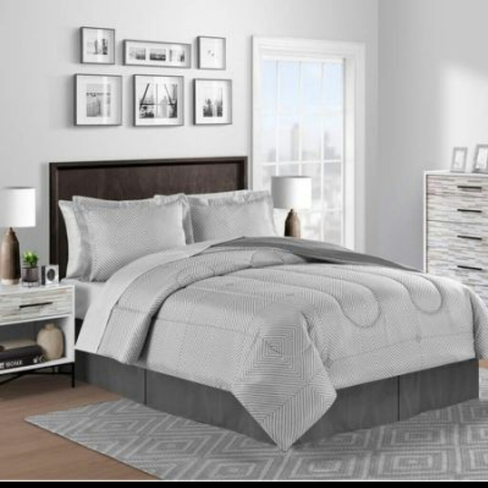 Sunham
Bayport Reversible 8-Pc. Full Comforter Set